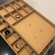 Планшеты для хранения украшений в комоде, тумбочке, гардеробной - бежевая замша