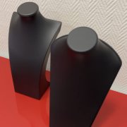 Бюсты для украшений из черной кожи