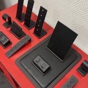 Подставки для украшений из черной кожи
