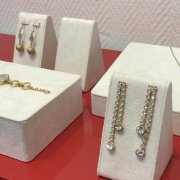 Подставки для украшений из бежевой замши - изготовлено на заказ