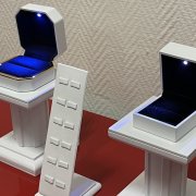 Подставки для украшений из белой кожи