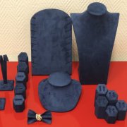 Подставки для украшений из темно-синей элитной замши