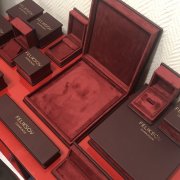 Футляры на заказ из бордовой элитной замши и бордовой кожи с логотипом заказчика