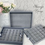 Планшет для хранения украшений с вынимающимися вкладками.