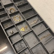 Ящик для хранения украшений в гардеробной из светло-серой элитной замши