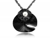 Кулон с жемчугом Black style