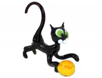 Кот с мячем фигурка из стекла