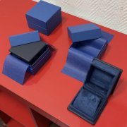 Футляры для серег из синей элитной замши и кожи, упакованные в коробочку из картона