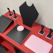 Подставки для украшений из розовой замши и черной кожи