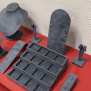Подставки для украшений из темно-серой элитной замши