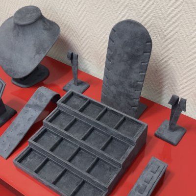 Подставки для украшений из темно-серой элитной замши